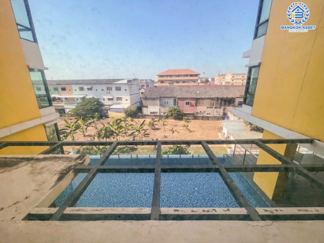 *****คอนโดมิเนียมมือสองย่านนนทบุรี โครงการริซโซ่คอนโด บางกร่าง เนื้อที่มากถึง 32.69 ตร.ม. ฟังก์ชัน 1 ห้องนอน 1 ห้องน้ำ บิวท์อินครบ พร้อมเข้าอยู่ ไม่เคยเข้าอยู่ แถมฟรี! 1 เครื่องปรับอากาศ, 1 เครื่องทำน้ำอุ่น, 1 เครื่องดูดควัน บนทำเลดีเยี่ยม ใกล้รถไฟฟ้าสายสีม่วง "สถานีบางพลู"